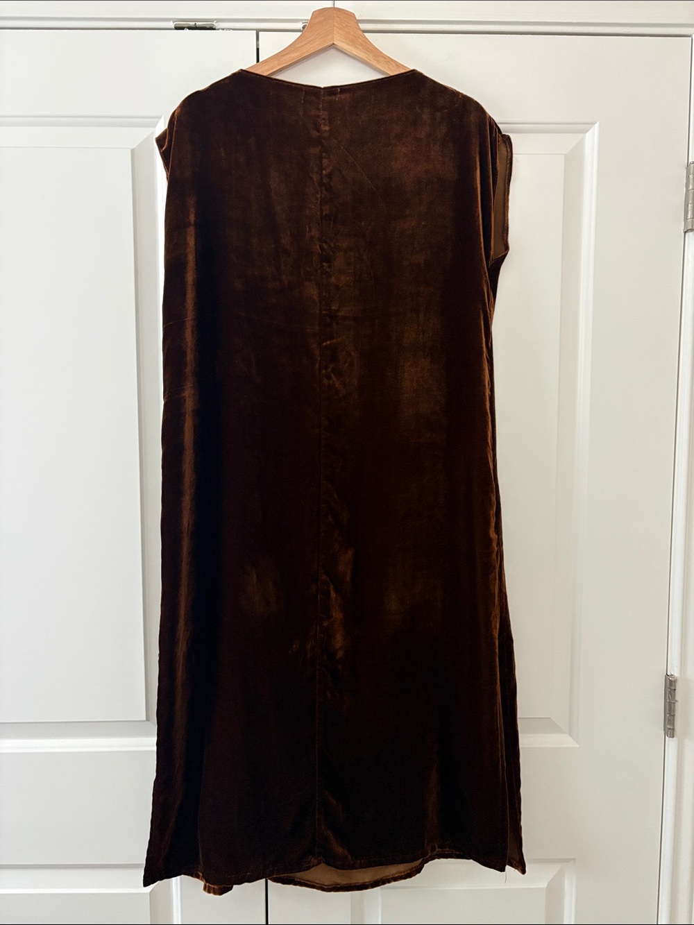 LACAUSA Sleeveless Golden Brown Velvet Shift Dress with Pocket - Picture 4 of 8